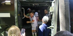 Rosomak w Komisariacie Rzecznym z okazji Dnia Dziecka