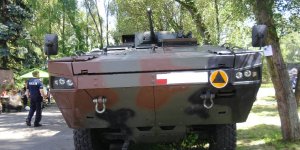 Rosomak w Komisariacie Rzecznym z okazji Dnia Dziecka