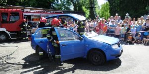 Strażacy z JRG nr 5 w Warszawie - pokaz ratownictwa drogowego w Komisariacie Rzecznym Policji