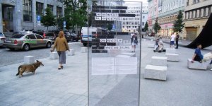 Szkalana tablica z opisem Memoriału Wolnego Słowa