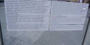 Szkalana tablica z opisem Memoriału Wolnego Słowa
