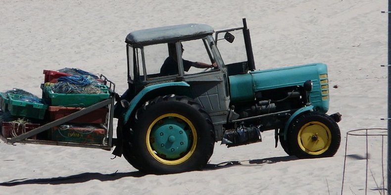 Traktor Ursus C-4011 na plaży w Niechorzu