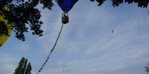 Wojciech Kaczmarek i jego balon - i poleciał ciągnąc za sobą dwudziestometrowy wianek