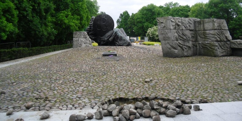 Cmentarz Powstańców Warszawy - prace za pomnikiem
