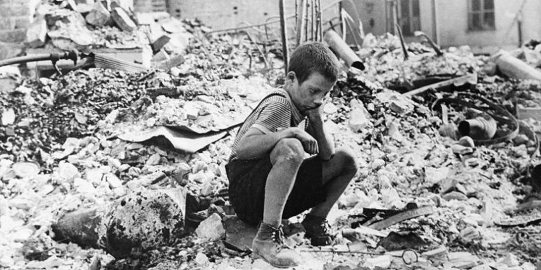 Polskie dziecko w ruinach Warszawy we wrześniu 1939 roku