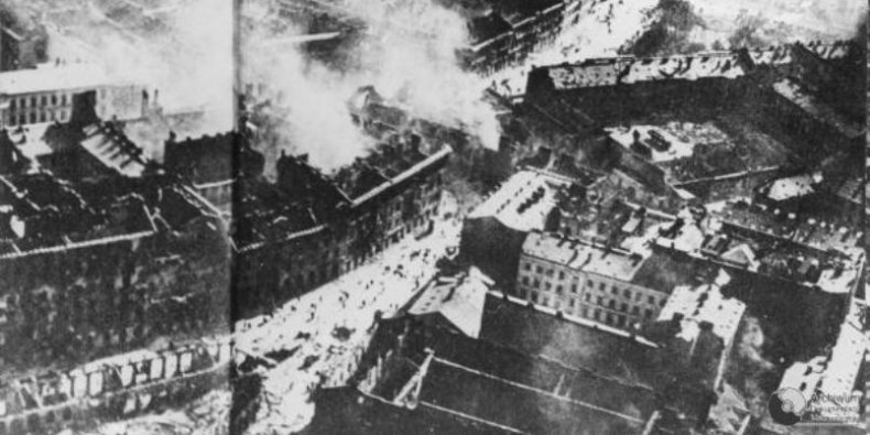 Płonąca oblężona Warszawa we wrześniu 1939