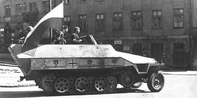 Niemiecki transporter opancerzony SdKfz 251 zdobyty przez powstańców z VIII zgrupowanie "Krybar" przy Alei Na Skarpie dnia 14.VIII.1944 od 5-tej dywizji SS 'Viking'. Na tym zdięciu, zrobionym na ulicy Tamka, żołnierz z pistoletem maszynowym MP-40 to jego pierwszy powstańczy dowódca plutonowy podchorąrzy Adam Dewicz "Szary Wilk". Od jego pseudonimu transporter został nazwany "Szary Wilk" i był użyty w ataku na Uniwersytet Warszawski.