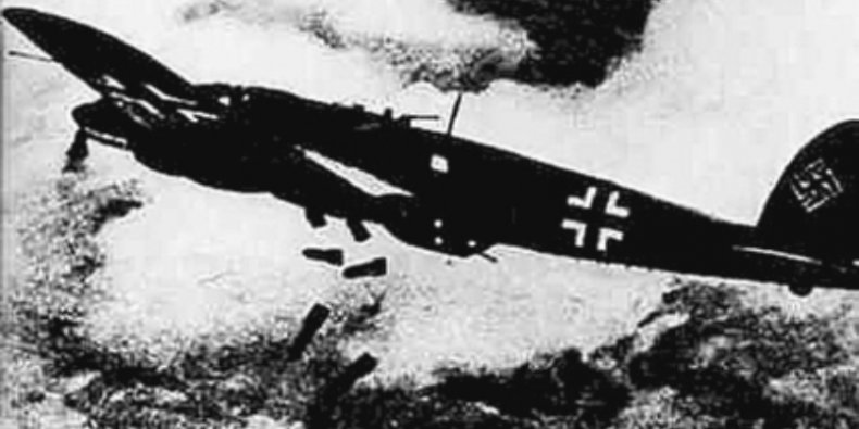 Niemieckie bombowce Heinkel He 111 zrzucają bomby na Warszawę, Wrzesień 1939