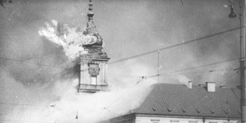 Pożar Zamku Królewskiego - płonie zachodnie skrzydło Zamku i Wieża Zygmuntowska