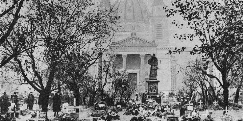 Groby przed kościołem św. Aleksandra na placu Trzech Krzyży. Poległych często chowano na miejskich skwerach.
