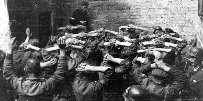 Jeńcy niemieccy po zdobyciu PAST-y na podwórzu kamienicy przy ulicy Zielnej