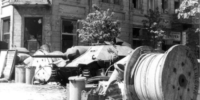 Barykada na ulicy Szpitalnej i placu Napoleona z wbudowanym Chwatem, niemieckim czołgiem Jagdpanzer 38(t) Hetzer, który został zdobyty podczas walk o Pocztę Główną
