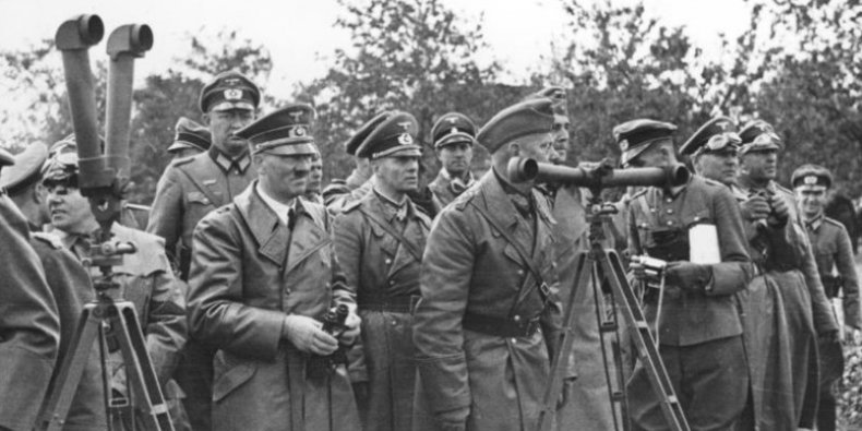 Adolf Hitler obserwuje ostrzał Warszawy. Oraz Walter von Reichenau i sztab Hitlera (widoczni Erwin Rommel i Martin Bormann)