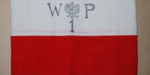 Biało czerwone opaski noszone przez powstańców na prawym ramieniu.