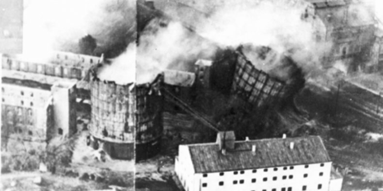 Płonie gazownia miejska - podczas obrony Warszawy