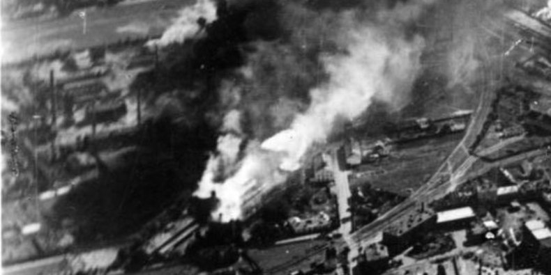 Płonące elewatory zbożowe przy skrzyżowaniu ulic Bema i Prądzyńskiego zbombardowane przez Luftwaffe 25 września 1939