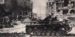 Samobieżne działo pancerne StuG III Ausf. G (Sd.Kfz 142/1) przy skrzyżowaniu ulic Rybaki i Zakątnej na Starówce, podczas ataku Niemieckiej grupy operacyjnej kapitana Schmidta na Polską Wytwórnię Papierów Wartościowych (PWPW). W tle, od prawej, fronton bloku mieszkalnego pracowników PWPW (część wysunięta ku Wiśle), wieża windy PWPW, wylot ul. Zakątnej i ruiny kamienicy Zakątna 1.