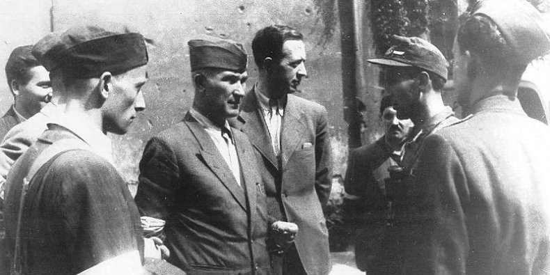 Antoni Chruściel (w środku) i Tadeusz Żenczykowski „Kania” (obok z prawej) w trakcie powstania warszawskiego