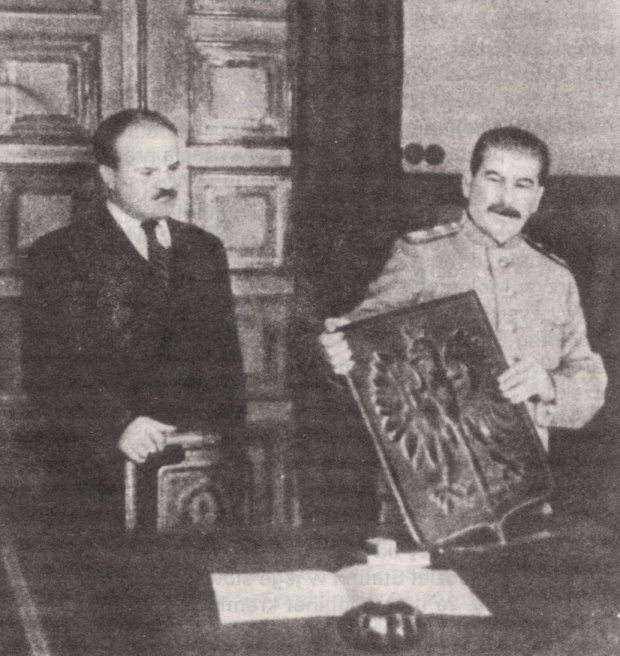 Stalin, Mołotow i godło RP. Zdjęcie opublikowane w ZSRR przez agencję TASS 15 listopada 1944. i przez "Głos Ludu" w Lublinie.