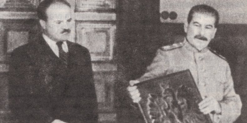 Stalin, Mołotow i godło RP. Zdjęcie opublikowane w ZSRR przez agencję TASS 15 listopada 1944 r. i przez "Głos Ludu" w Lublinie.