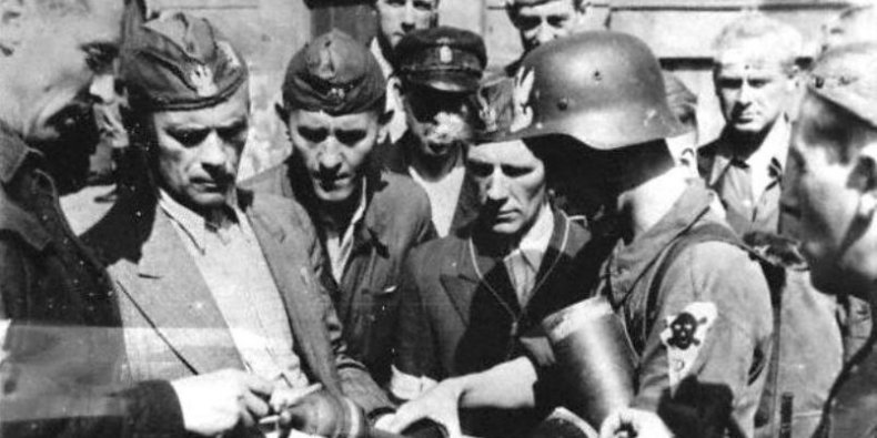Kapitan Cyprian Odorkiewicz "Krybar" dowódca zgrupowania "Krybar" (drugi z lewej) w otoczeniu "Rafałków" ogląda amunicję do PIATa podczas inspekcji w ogrodach na Okólniku