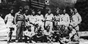 Załoga B-24 Liberatora z 1586 eskadry specjalnego przeznaczenia po powrocie z lotu ze zrzutami dla Warszawy. Lotnisko Brindisi, sierpień 1944