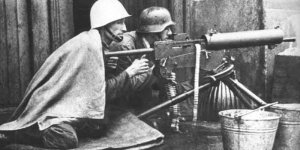 Posterunek z CKMem (chyba polski Browning 1930) na ulicy Elektrycznej, w okolicach Elektrowni na Powiślu.