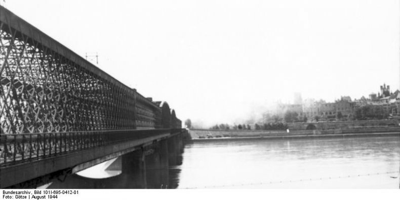 Most Kierbedzia widziany z Pragi w stronę Zamku Królewskiego i płonącej Starówki