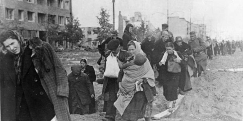 Ewakuacja ludności Mokotowa - zdjęcie przed budynkami przy ulicy Puławskiej 116 i 118