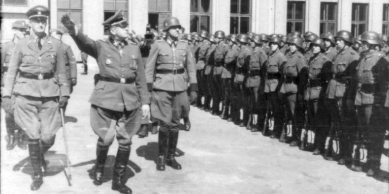 Erich von dem Bach-Zelewski podczas parady Ordnungspolizei na Placu Lenina w Mińsku (1943)