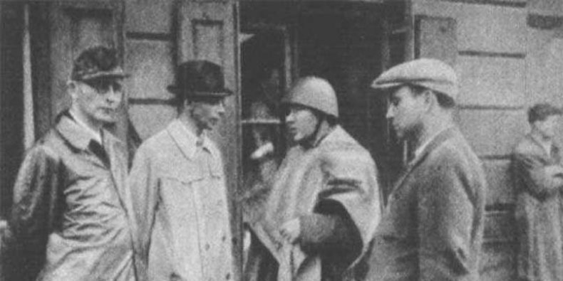 Generał „Bór” (drugi z lewej) i pułkownik „Radosław” (następny) na odprawie w okolicach fabryki Kammlera przy ul. Dzielnej na Woli
