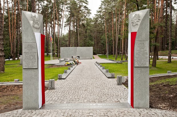 pylony przy wejściu na cmentarz (zdjęcie z galerii Federacji Rodzin Katyńskich) pylony przy wejściu na cmentarz (zdjęcie z galerii Federacji Rodzin Katyńskich)