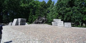 Odnowiony pomnik Polegli Niepokonani