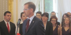 Rektor UW prof. Marcin Pałys przemawia do Powstańców z Krybara