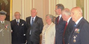 Rektor UW z Powstańcami z Krybara
