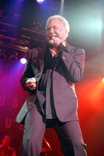 Tom Jones - podczas koncertu w Kalifornii w 2009  (fot.  Mykal Burns, WIki)