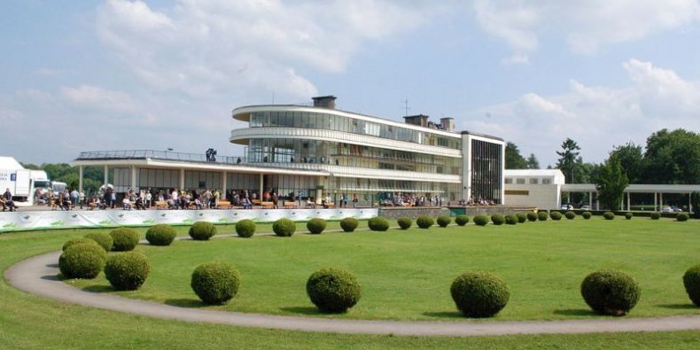 Wyścigi - widok na padok i pawilon główny