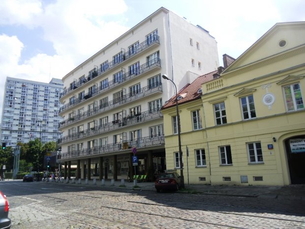 Chłodna 25 - pięciopiętrowy przedwojenny budynek, obok pałacyk kasztelana mścisławskiego Józefa Markowskiego z 1784 roku