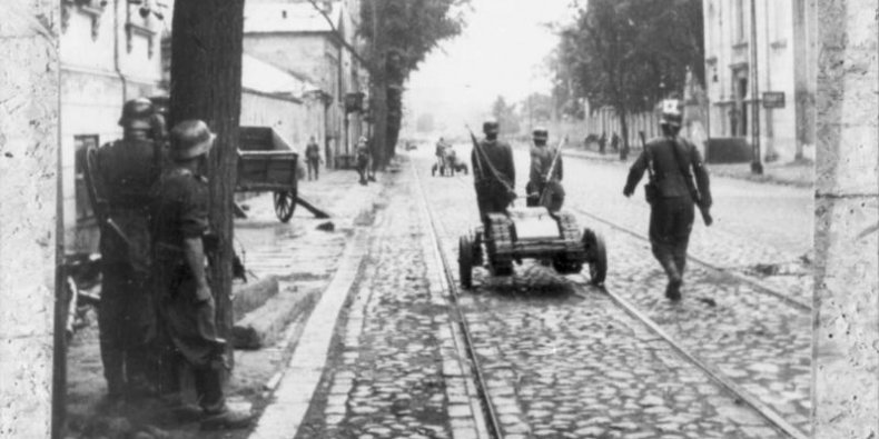 Leichter Ladungstrager Sp. Kfz. 303 Goliath masa 0,37 tony, pancerz 5 mm, 60 kg materiału wybuchowego. Zdjęcie zrobiono na ul. Powązkowskiej