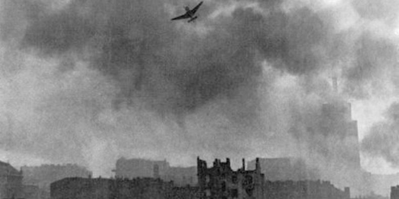 Nalot Ju-87 Stuka na zabudowania w rejonie placu Napoleona na Śródmieściu. Dymy płonących domów przesłaniają gmach Prudential