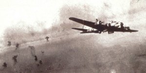Latająca Forteca nad Warszawą, z tyłu widać wybuchy pocisków artylerii przeciwlotniczej