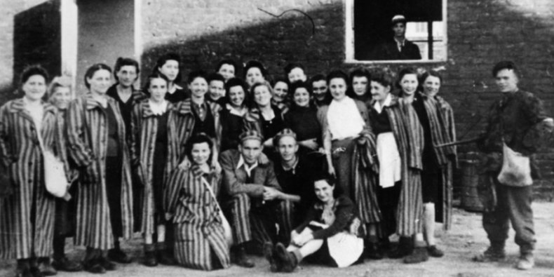 Grupa żydów z Gęsiowki (hitlerowskiego wiezienia w Warszawie) uwolnionych przez żołnierzy kompanni "Giewont" Batalionu "Zośka" dnia 5 VIII 1944 roku.
