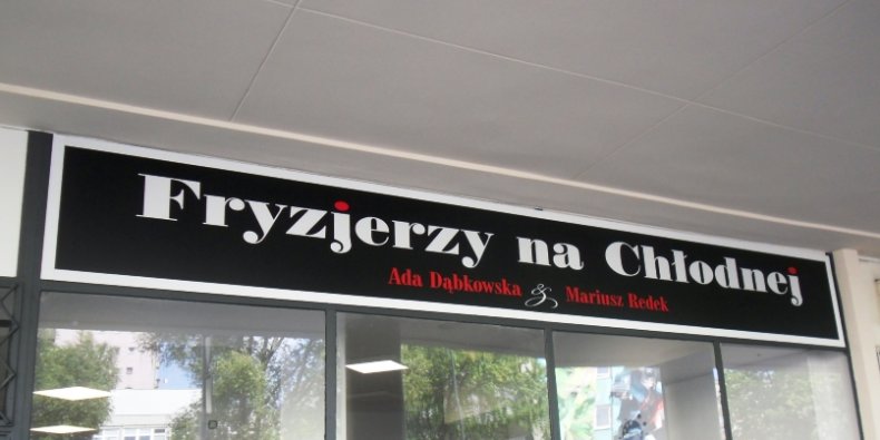 Fryzjerzy na Chłodnej - nowy szyld w tradycyjnym miejscu