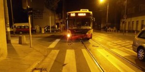 Nocny wypadek na Młynarskiej - uszkodzony autobus