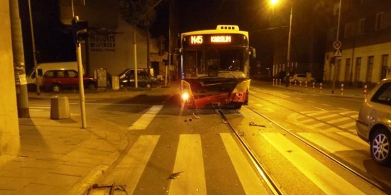 Nocny wypadek na Młynarskiej - uszkodzony autobus