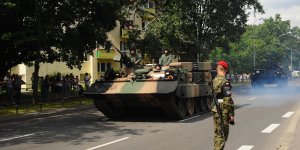 Przejazd ulicą Belwederską - czołgi