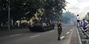 Przejazd ulicą Belwederską - czołgi