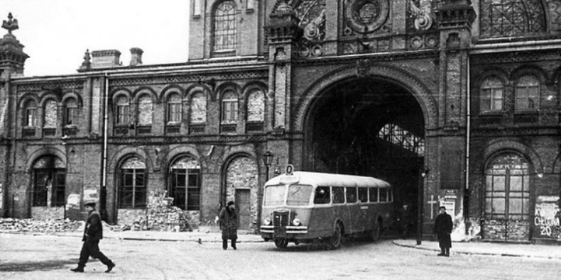 Chausson APH-47 wyjeżdża zajezdni w Hali Mirowskiej (rok 1948)