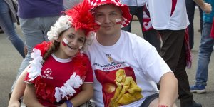 Kibice w drodze na Stadion Narodowy w Warszawie