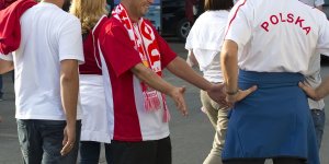 Kibice w drodze na Stadion Narodowy w Warszawie